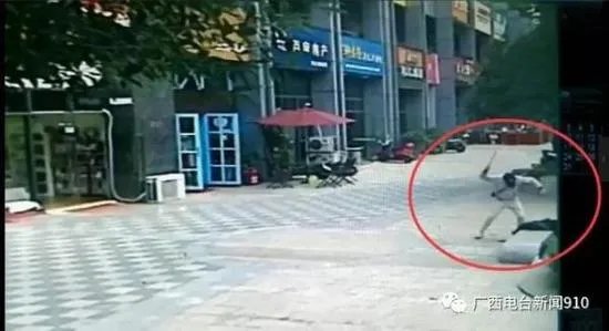 广西一名女子遭男子持长刀追砍现在什么情况？