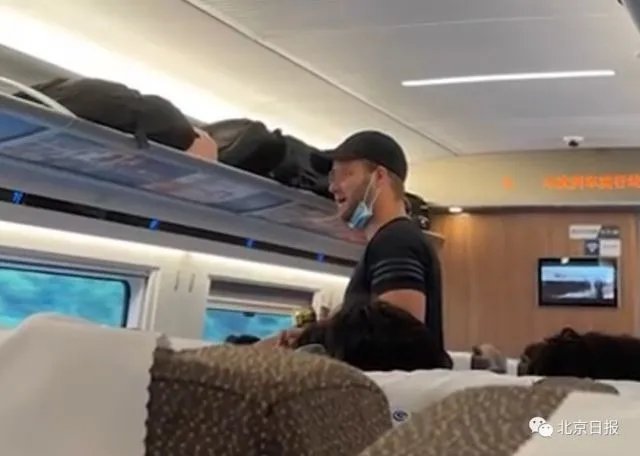 官方回应多名老外在高铁上不戴口罩：已教育并改正