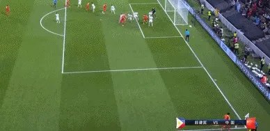 于大宝进球后，为什么菲律宾队员向裁判举手示意？中国队有人手球了吗？