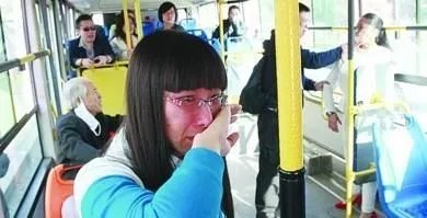 真是无语了 女孩让座后抱怨遭老人一家三口殴打