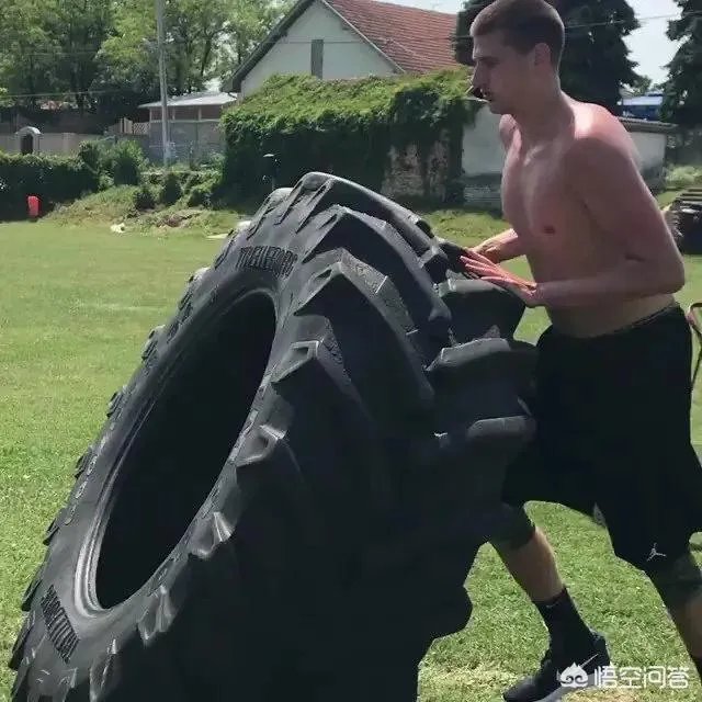 王哲林点赞央视批评自己的微博，而周琦点赞球迷为自己洗白的微博，你怎么看？