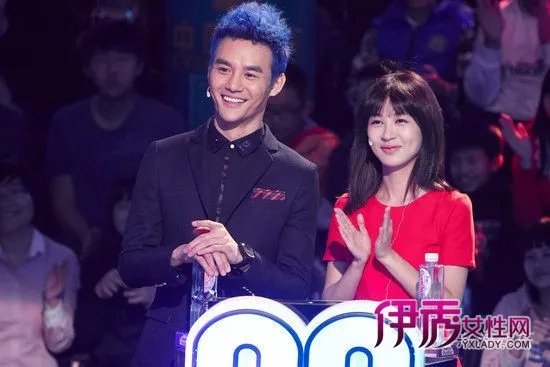 王凯蓝发造型亮相《年代秀》(图)