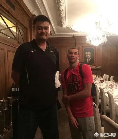 你觉得NBA球星和姚明一起合影会是什么效果？