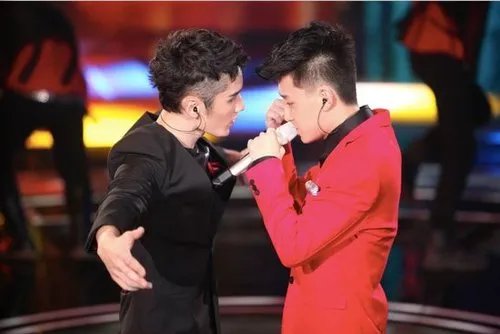 范世琦居来提组合复活惹争议 综艺首秀帅气型男亦害羞