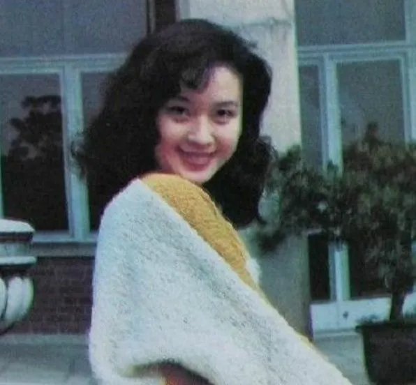 女演员方舒与屠洪刚离婚后，独自养育两个女儿，现在怎么样了？