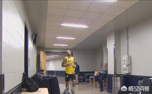 客场对阵雷霆比斯利替补上场，因穿错颜色的球裤，被裁判勒令下场更换。你怎么看？