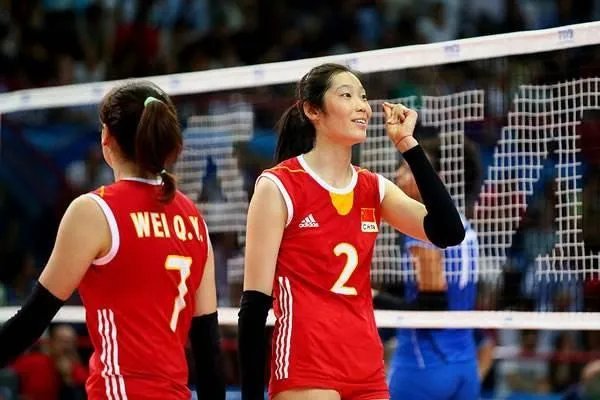 朱婷荣归故里，回河南老家排队吃食堂并主动刷碗，她为什么这么做？