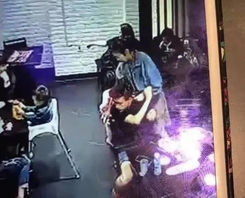 4岁女童饭店内叫喊被邻桌女大学生踹了一脚，你怎么看？