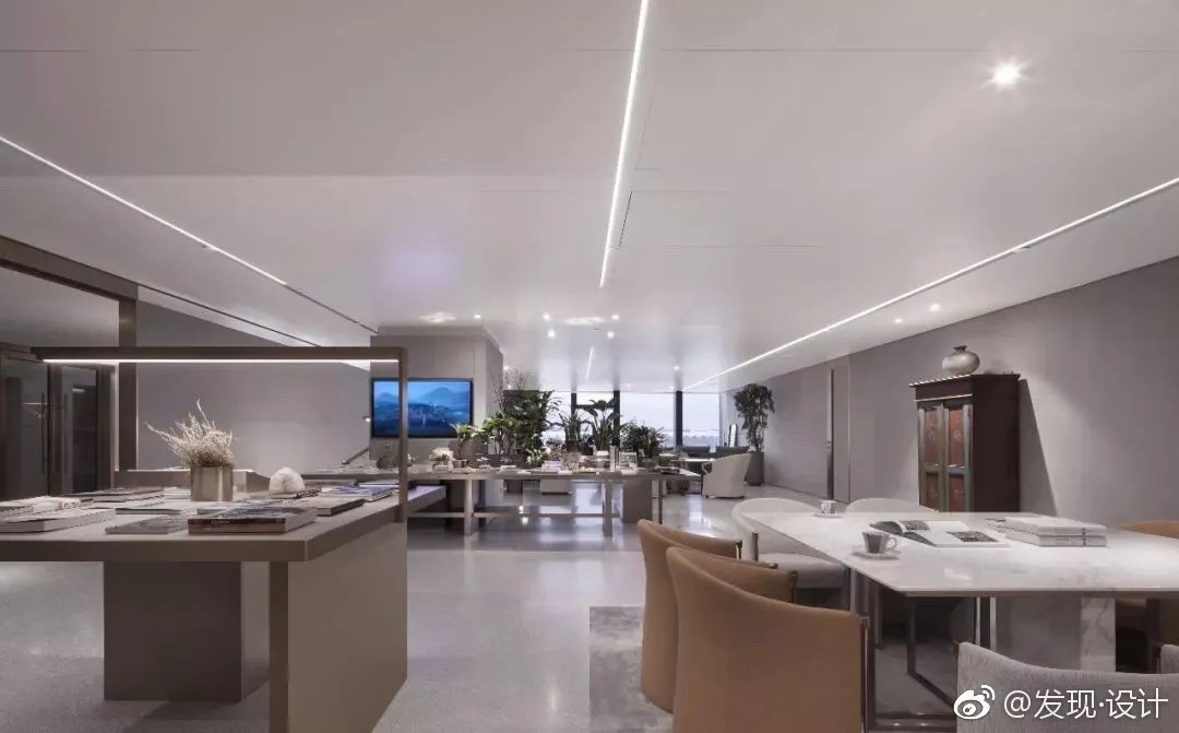 琚宾新作 | 构色  这个场地的先天条件非常优越，有一大面窗...