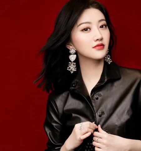 张艺谋成龙对她爱不释手，被传金主包养的景甜，到底真相如何？