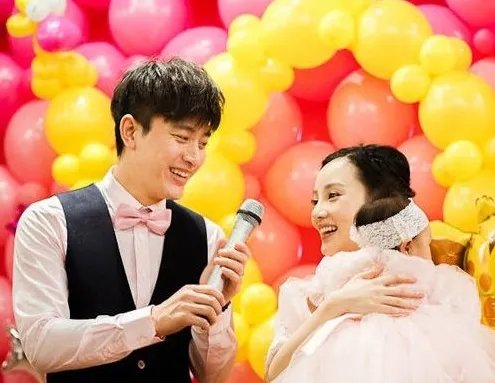 李小璐女儿百日宴曝光   穿粉嫩亲子装显甜美