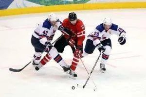 冰球比赛允许打架?而且还有打手!怎么回事?