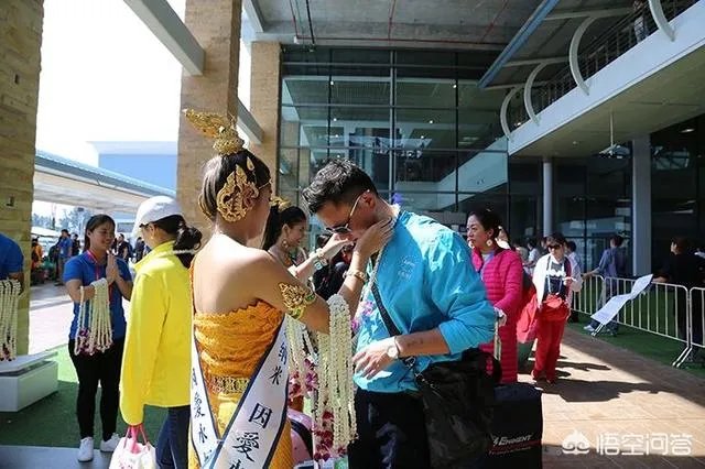 最近游三峡景区说是免费照相，可是取照片时却收15元，否则就不给你照片，你怎么看这种行为？