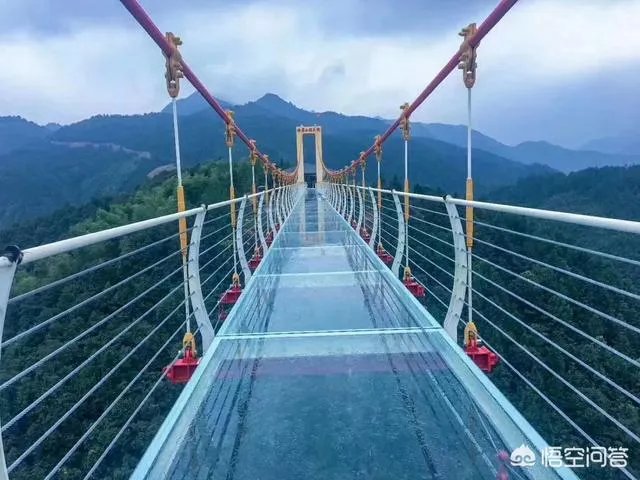 最近游三峡景区说是免费照相，可是取照片时却收15元，否则就不给你照片，你怎么看这种行为？