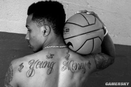 怪异纹身!胆小者慎入 AK47吓哭小孩鸟人炫目