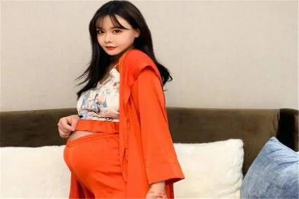 小猪先生现在和韩安冉还有联系吗，他为何对韩安冉的一举一动特别了解？