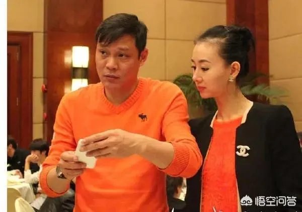 范志毅携娇妻和大小女儿庆祝自己50岁的生日，一家四口其乐融融，对此你怎么看？