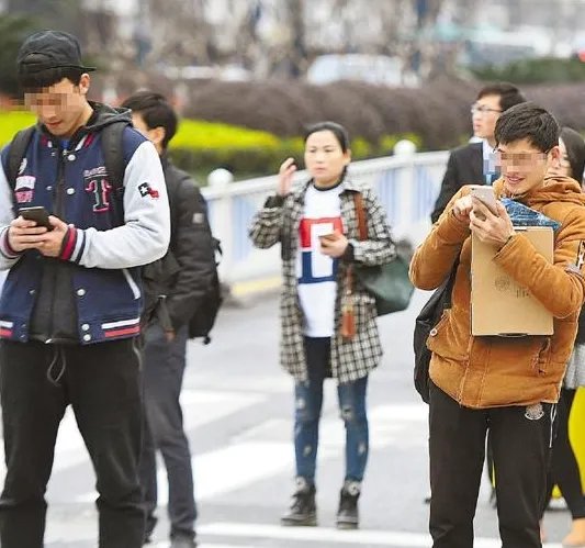 女孩走路玩手机导致掉进西湖是怎么回事？