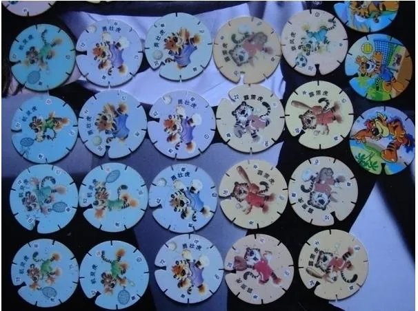 小浣熊干脆面和小虎队干脆面都出过什么系列的卡片,致敬80后?