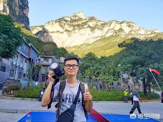 最近游三峡景区说是免费照相，可是取照片时却收15元，否则就不给你照片，你怎么看这种行为？