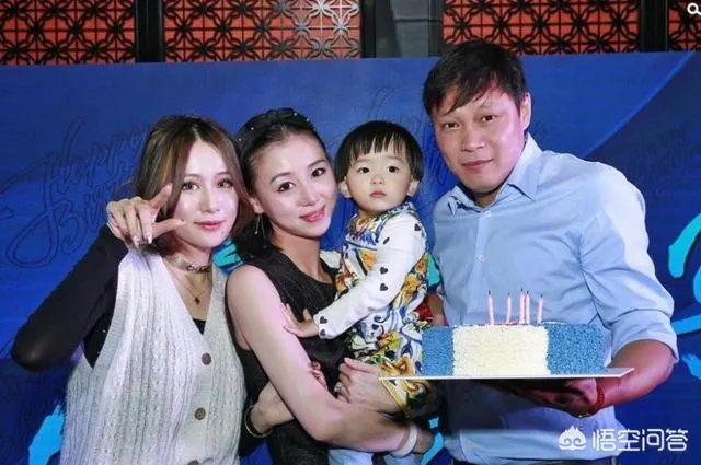 范志毅携娇妻和大小女儿庆祝自己50岁的生日，一家四口其乐融融，对此你怎么看？