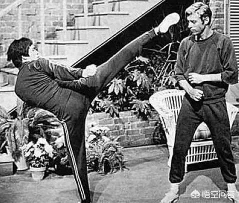 李小龙在电影中决斗时双腿不断跳动，在实战中真的有用吗？有什么科学依据？