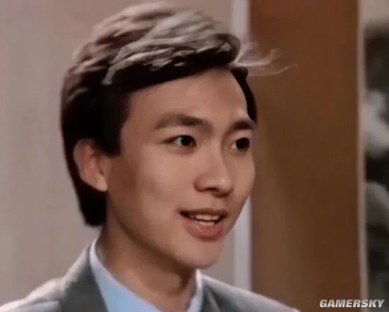 康辉初次主持旧照上热搜 本尊回：中分我自己吹的