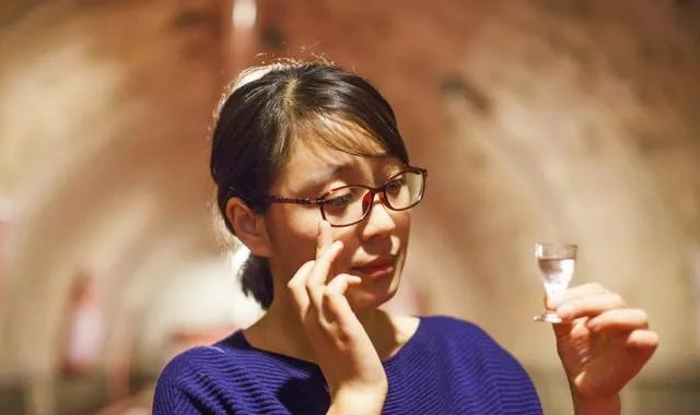 近期除了价格一直坚挺的茅台外，五粮液、洋河、水井坊等白酒相继提价，这是为什么？