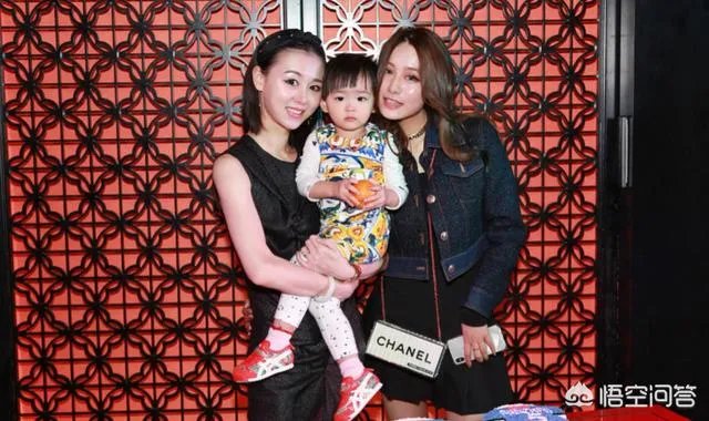 范志毅携娇妻和大小女儿庆祝自己50岁的生日，一家四口其乐融融，对此你怎么看？