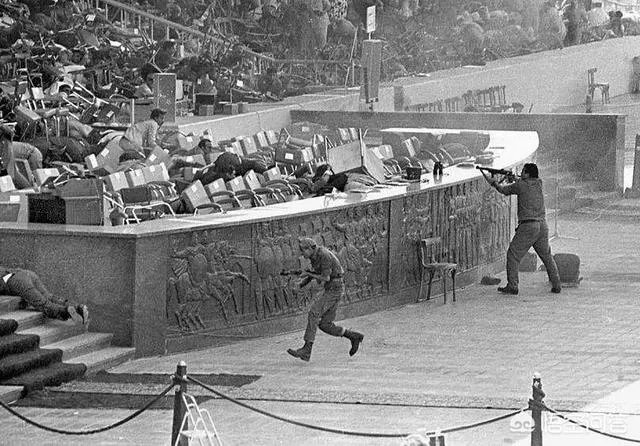 伊朗阅兵遭武装分子持枪突袭,在场几千士兵为何无一开火还击?