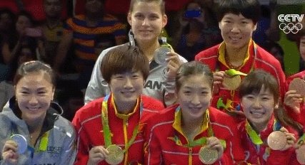 日本公开赛后刘诗雯发博晒福原爱送的礼物。怎样评价这一对跨国姐妹花之间的迥异人生？