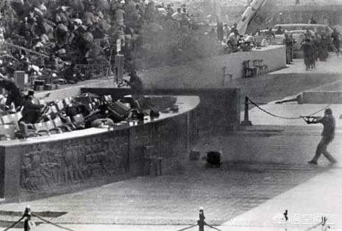 伊朗阅兵遭武装分子持枪突袭,在场几千士兵为何无一开火还击?