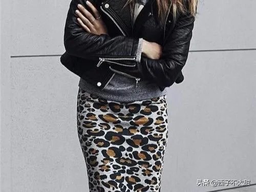 豹纹裙子怎么搭配上衣?