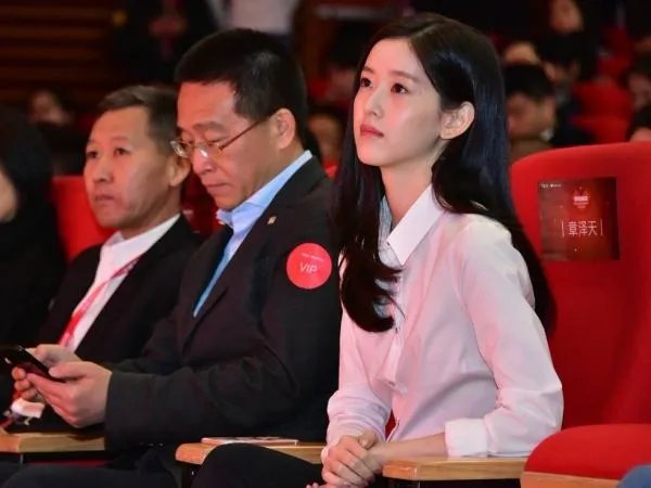 奶茶妹妹近日得到巴黎政治学院的offer，是靠自己的实力吗？