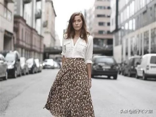 豹纹裙子怎么搭配上衣?