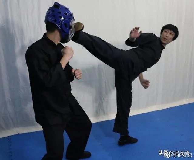 李小龙在电影中决斗时双腿不断跳动，在实战中真的有用吗？有什么科学依据？