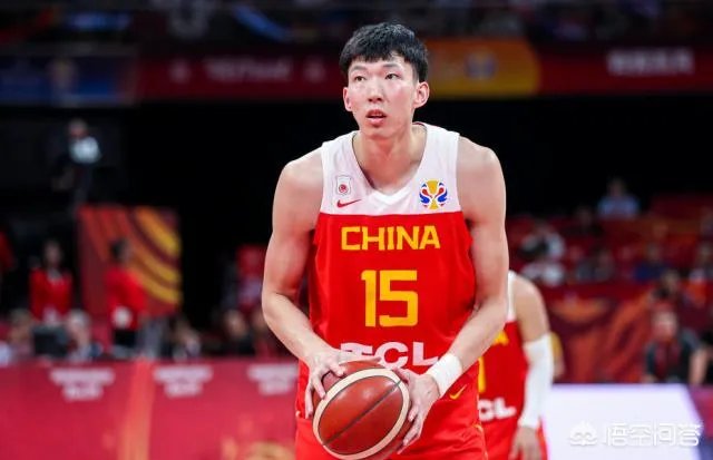 王哲林点赞央视批评自己的微博，而周琦点赞球迷为自己洗白的微博，你怎么看？