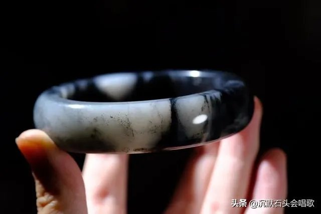 新疆黑玉手镯的价格一般是多少？如何鉴别黑玉手镯的真假？