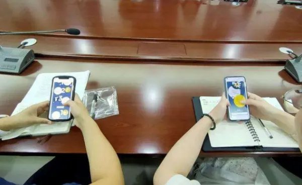 QQ里总有女孩要求添加好友,然后就又给个私人号是什么意思啊？