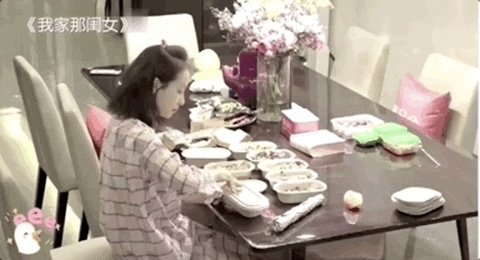 星爷演的有钱人还是含蓄了 金晨歪嘴战神的动态图