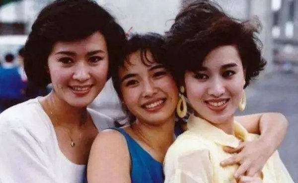 女演员方舒与屠洪刚离婚后，独自养育两个女儿，现在怎么样了？