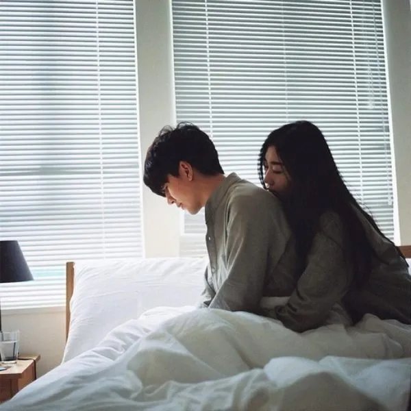 俄罗斯男子将女友扔垃圾桶,他为何会这么做?