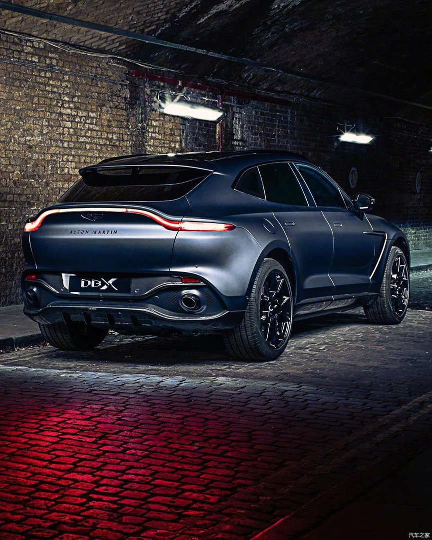 阿斯顿马丁旗下首款SUV——DBX黑色车身深夜秀身材，有品位的成功人士未来的新宠。