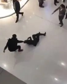 如何看待妻子商场遭他人掌掴,丈夫疯狂打人呢?