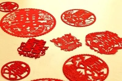 从小带大的孙女中秋远嫁，爷爷抓着手泪流满面！爷孙俩感情为啥这么好？