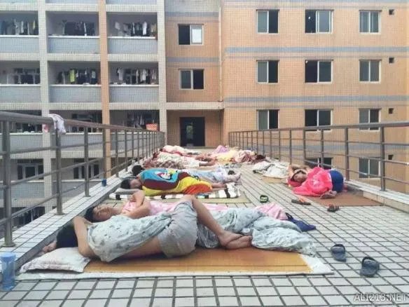 天气热是怎样的体验？大学生室外走廊“裸睡”避暑
