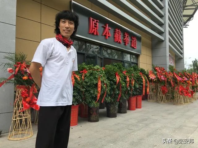 李小龙在电影中决斗时双腿不断跳动，在实战中真的有用吗？有什么科学依据？