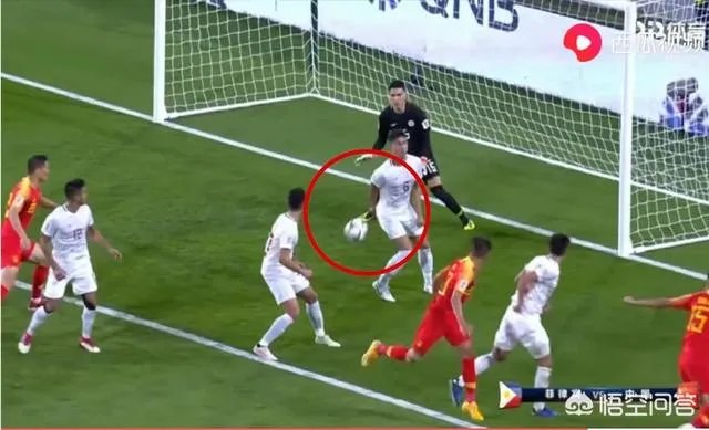 于大宝进球后，为什么菲律宾队员向裁判举手示意？中国队有人手球了吗？