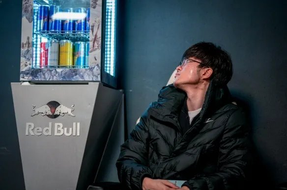 韩国网友看SKT止步四强：Faker脑子不清楚了入伍吧！