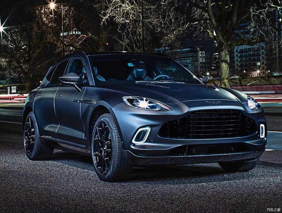 阿斯顿马丁旗下首款SUV——DBX黑色车身深夜秀身材，有品位的成功人士未来的新宠。